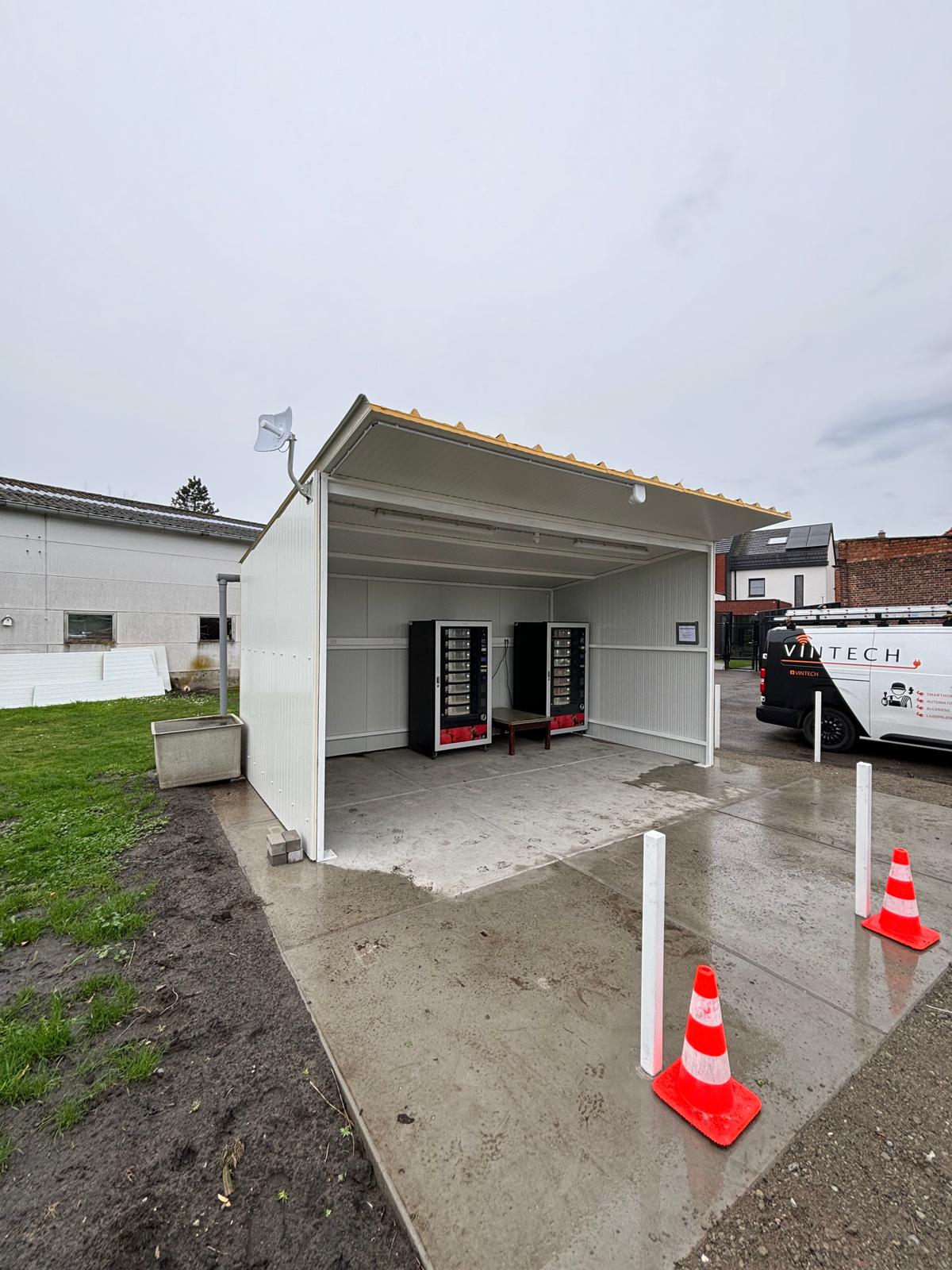 Beveiliging buitenautomaten met zonnepanelen & camerabewaking